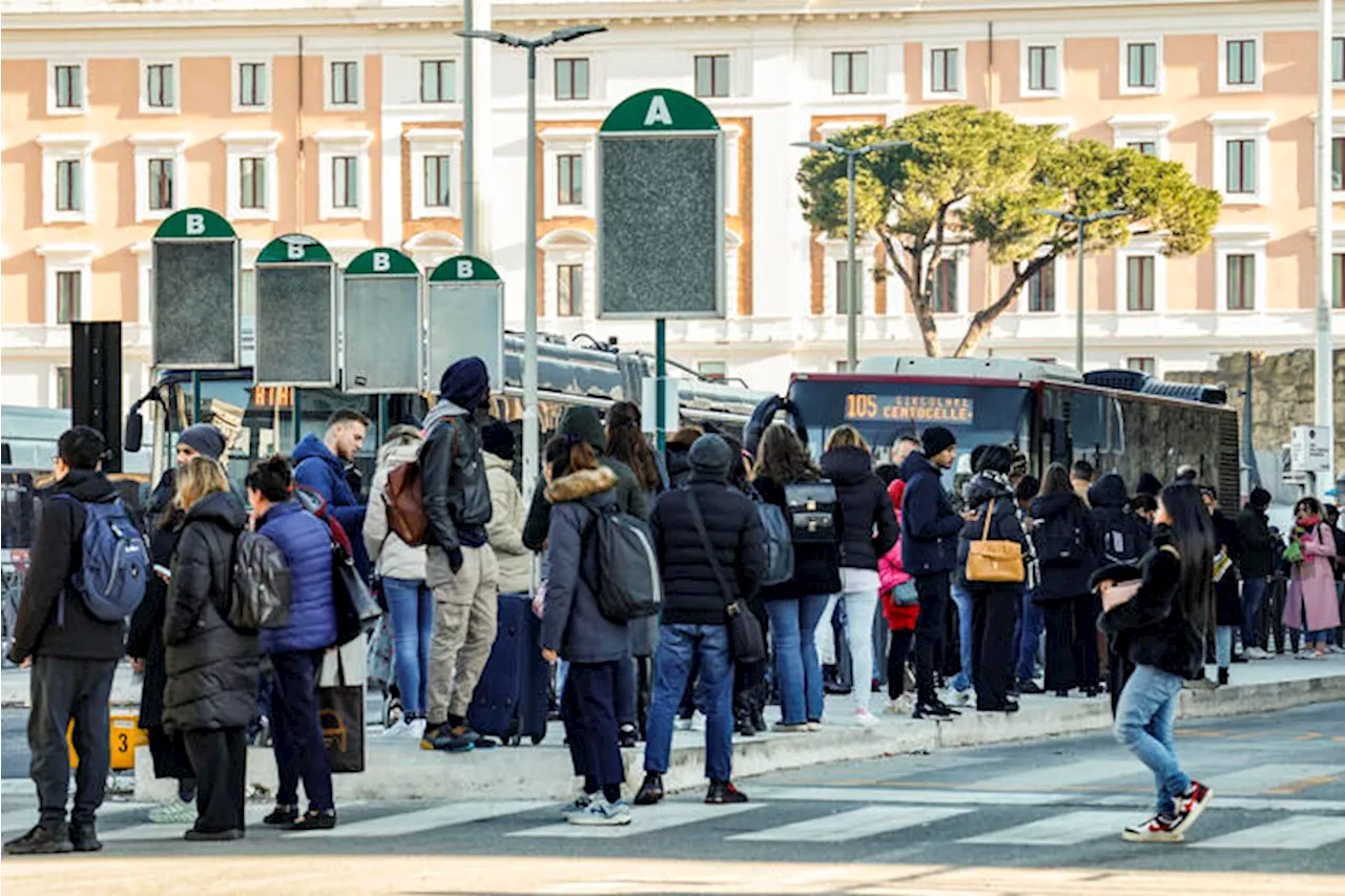 Garante: 'Oltre millecento scioperi nel 2023, quasi il 40% nei trasporti'