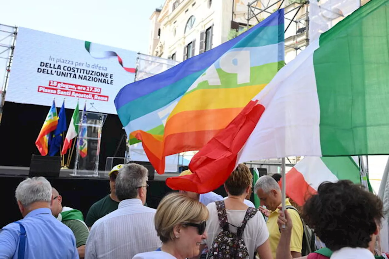 Le opposizioni scendono in piazza: 'Basta intimidazioni'