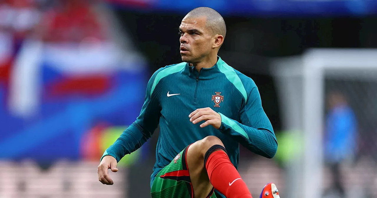 Pepe rompe marca en partido ante República Checa