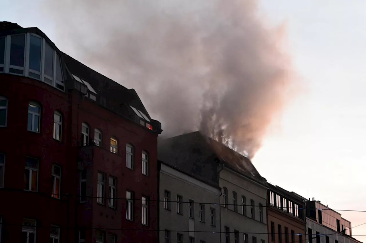 Brand in Berlin-Mitte: Dachstuhl steht in der Brunnenstraße in Flammen