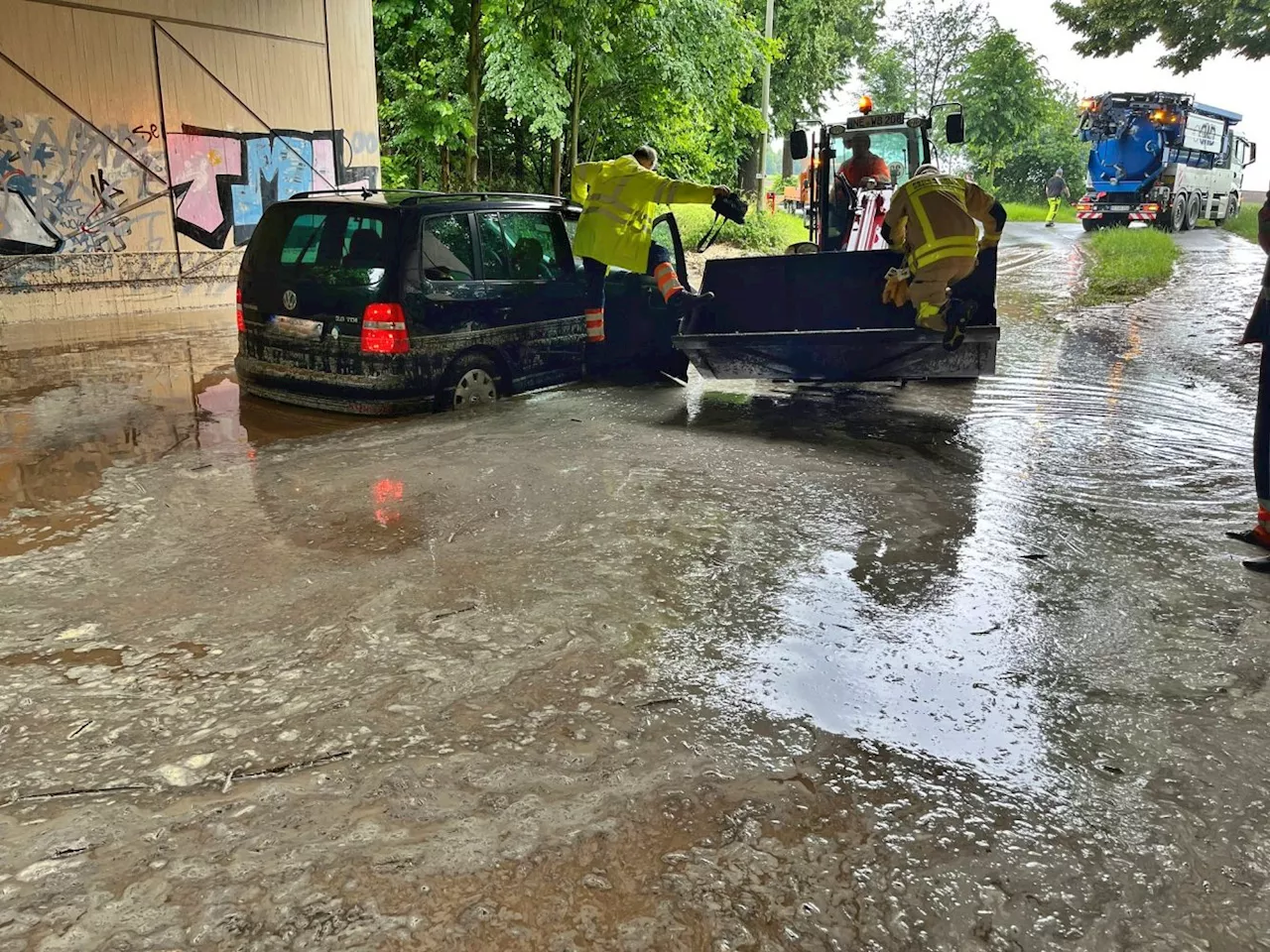 Überflutungen nach Starkregen in Grevenbroich - Personen in PKW vom Wasser eingeschlossen