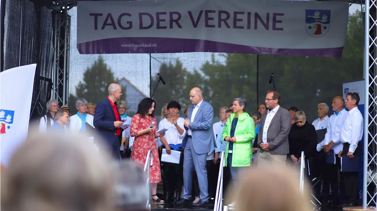 Zahlreiche Vereine präsentieren sich dem Publikum beim Tag der Vereine des Landkreises Havelland