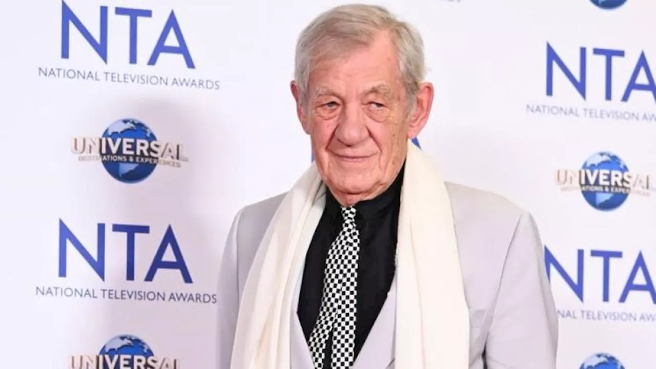 Ian McKellen cade dal palco durante una recita: ricoverato in ospedale