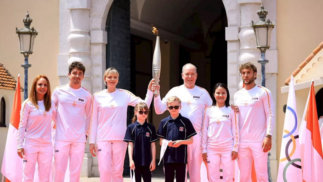 Montecarlo, il principe Alberto, Charlène e Leclerc. Staffetta con la fiamma dei Giochi Olimpici di Parigi