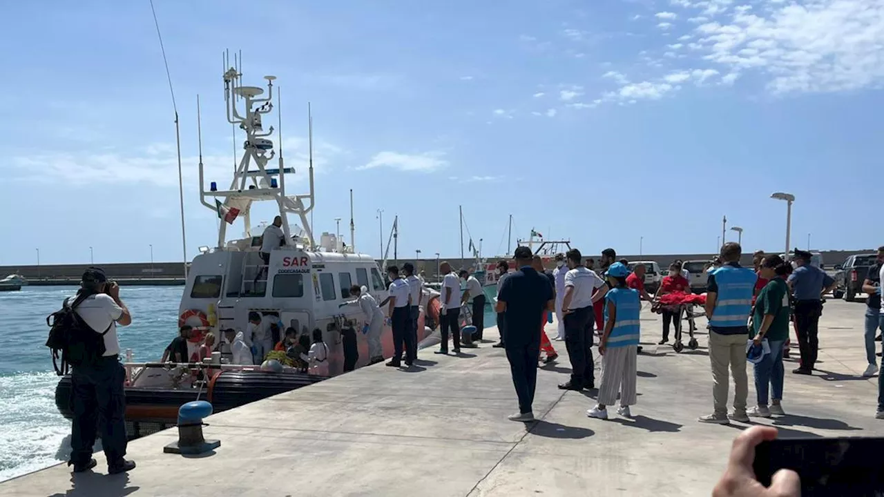 Strage di Roccella Jonica, lo strazio dei migranti superstiti: «Alcune imbarcazioni non si sono fermate per aiutarci. Intere famiglie distrutte»