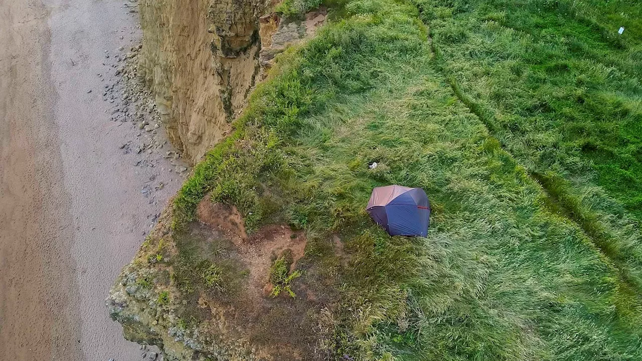 The height of stupidity! Wild camper who set up tent inches from edge of 150ft crumbling Broadchurch...