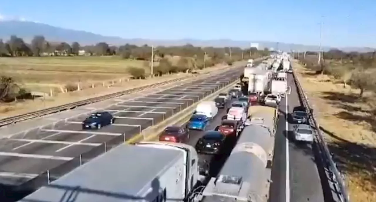 Campesinos bloquean autopista de Arco Norte, demandan pago de sus tierras