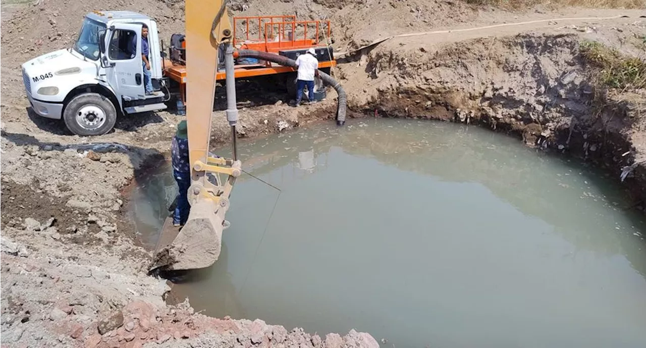 Contienen fuga en tubería de agua potable en Nezahualcóyotl