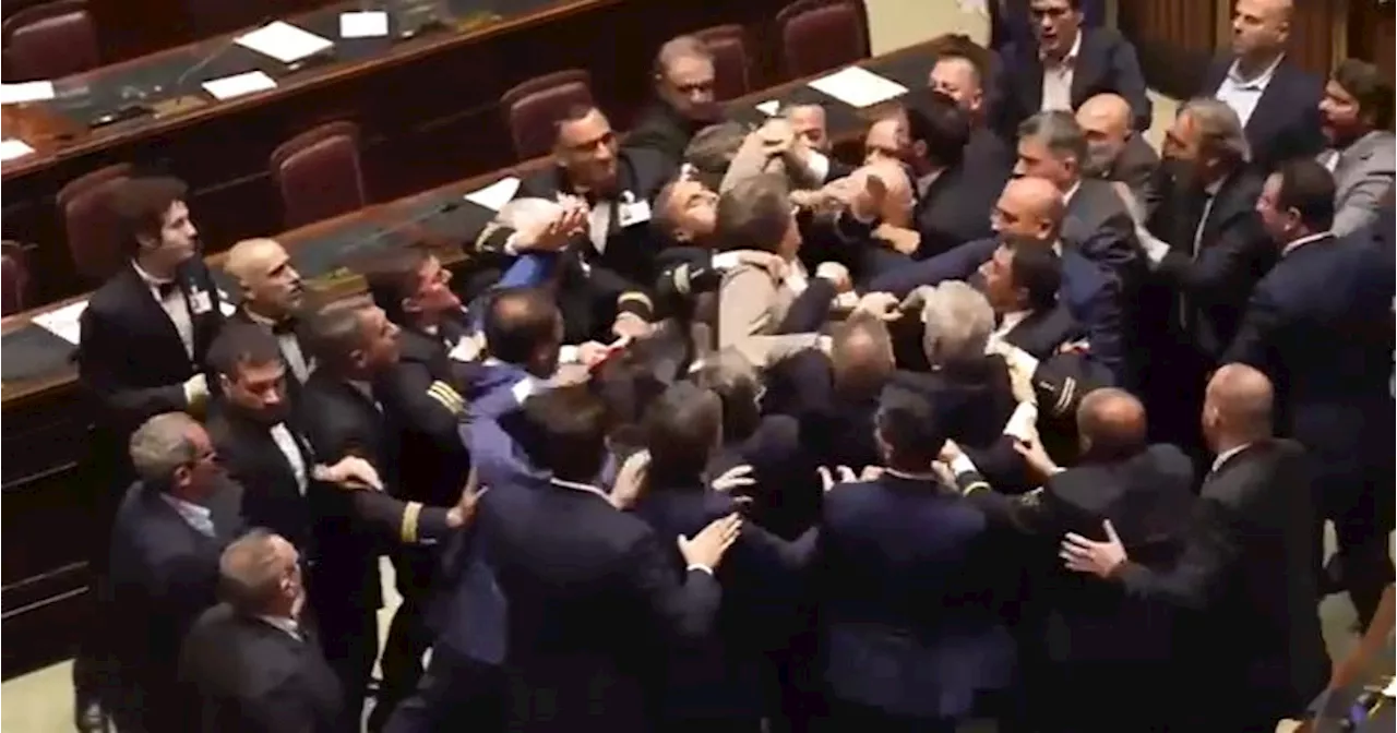 “Aggredito alla Camera”: il deputato Donno (M5s) presenta denuncia contro 5 deputati di Lega e…