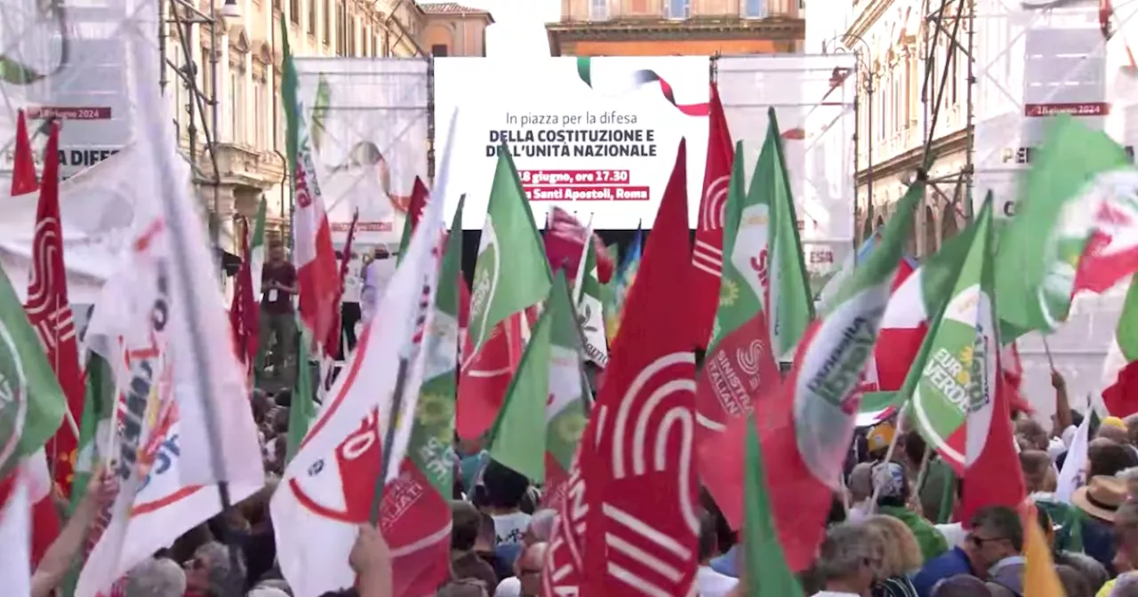 “Difendiamo la Costituzione”, la manifestazione delle opposizioni contro le riforme del governo…