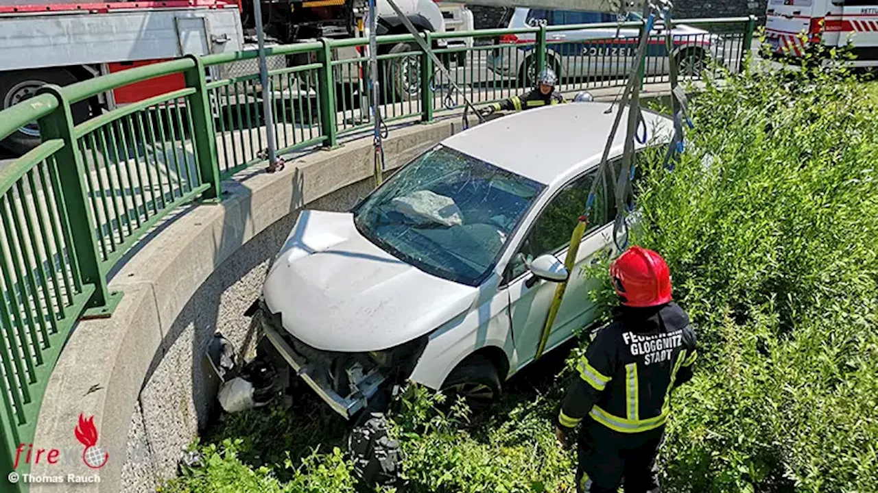 Nö: Pkw kommt von B 27 ab und landet am Unterbau einer Brücke in Gloggnitz