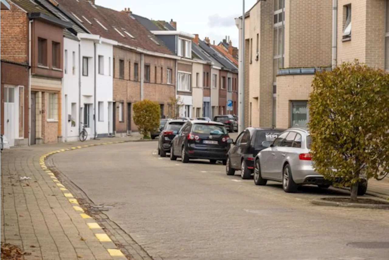 Nummerplaat gestolen op openbare parking in Appeldonkstraat