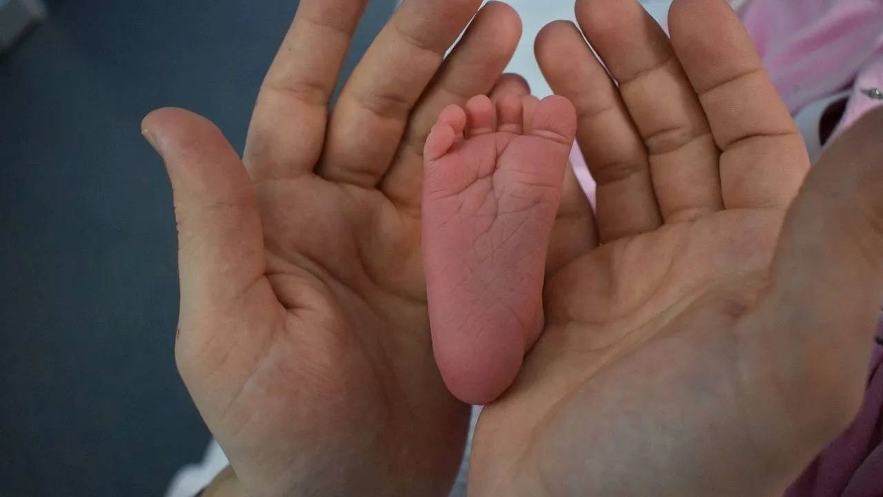 Abandonan a un bebé con discapacidad dentro de una bolsa de mandado en Nezahualcóyotl