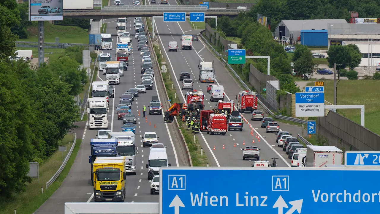 Sattelschlepper kracht in Pkw – A1 komplett gesperrt