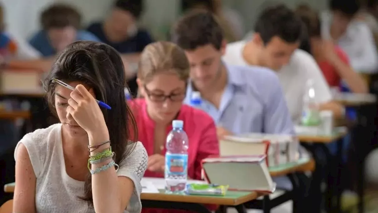 Maturità, chi pensa di farla con ChatGpt si illude: gli smartphone si consegnano all'ingresso