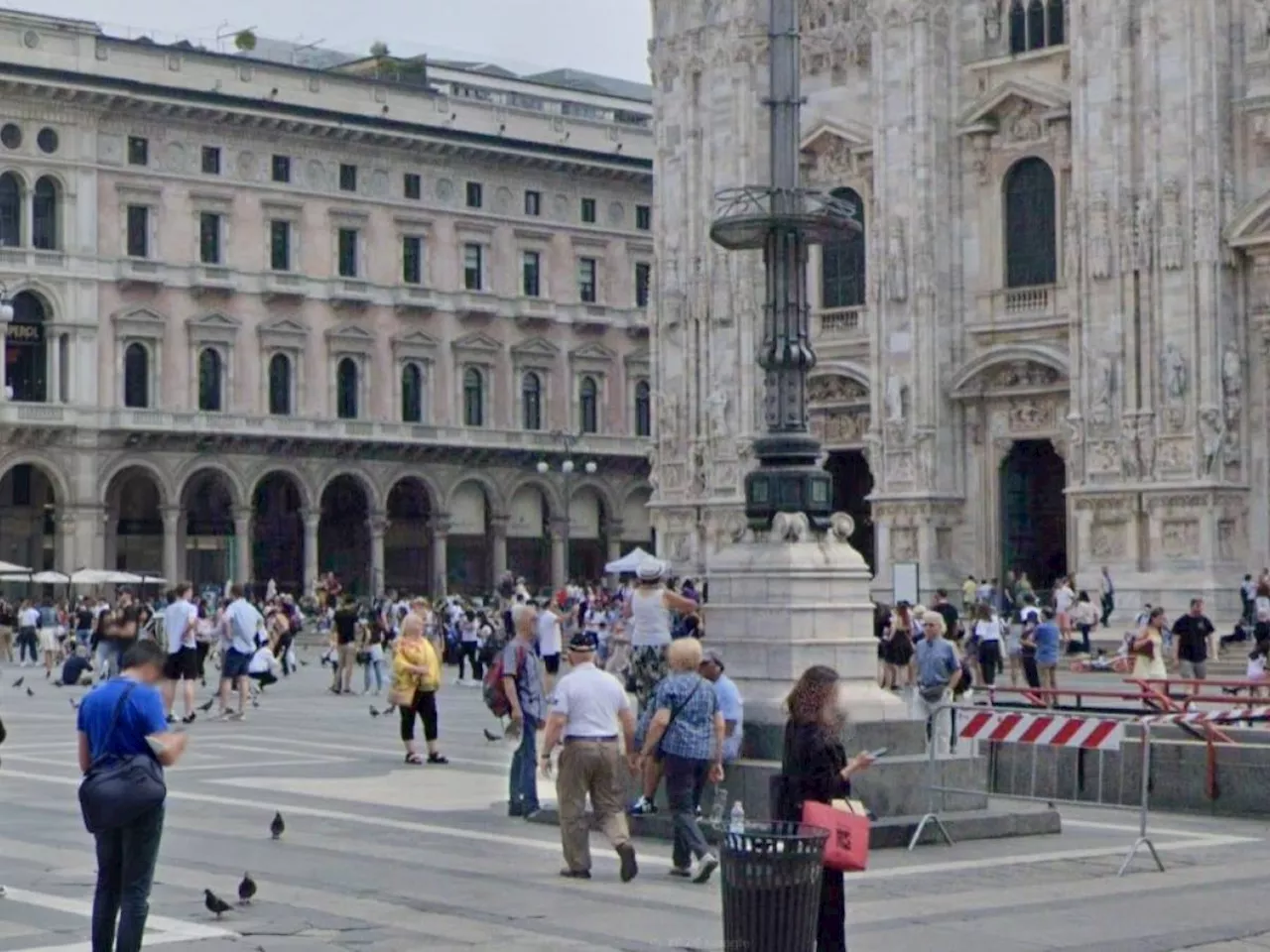 Milano, vandali di nuovo in azione: imbrattati con lo spray i marmi di piazza Duomo