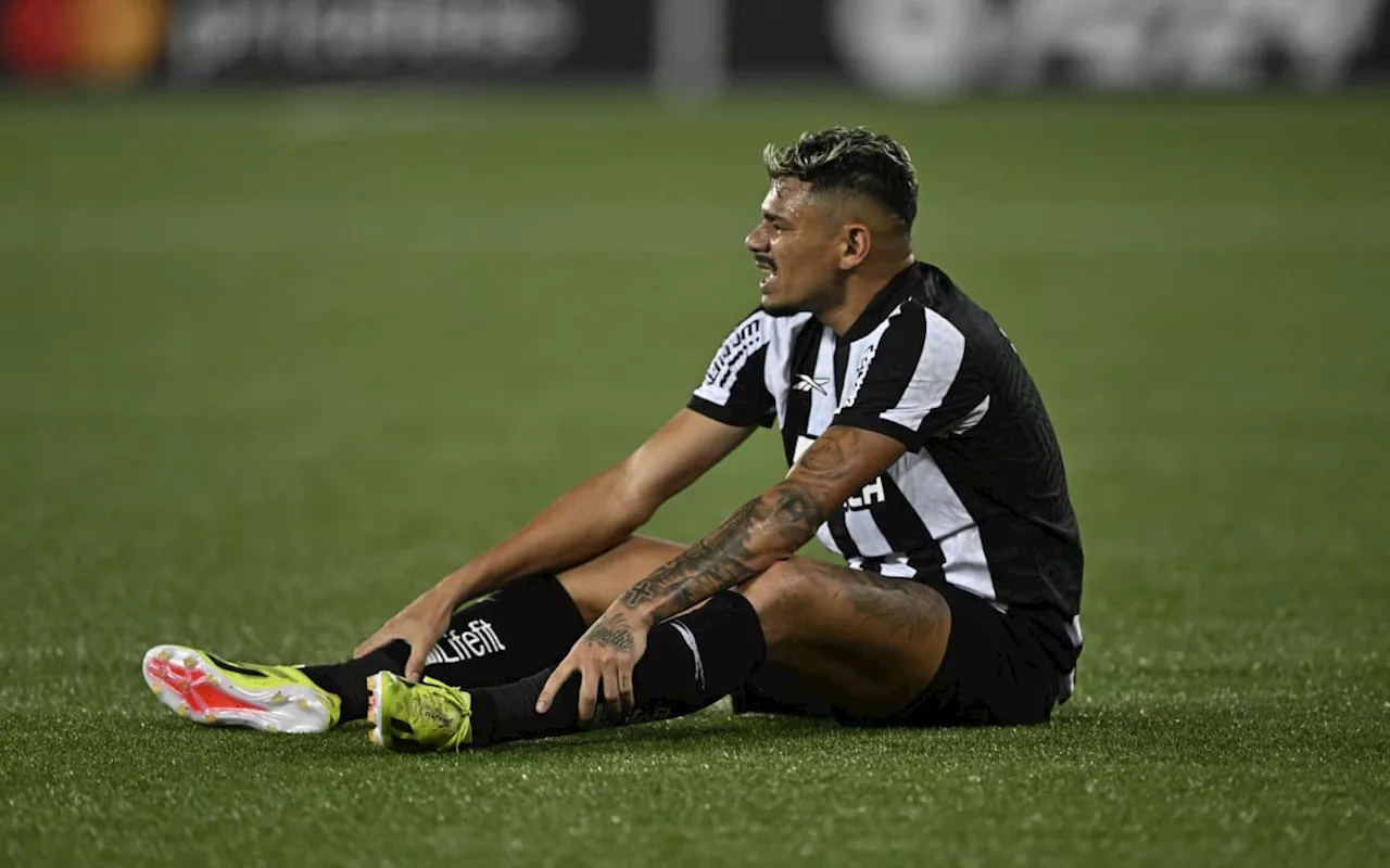 Tiquinho Soares deve desfalcar o Botafogo contra o Athletico-PR