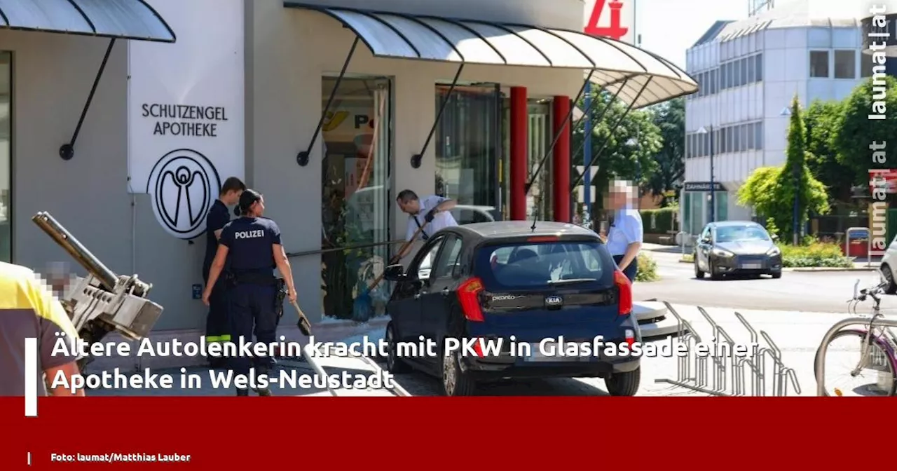 Ältere Autolenkerin kracht mit PKW in Glasfassade einer Apotheke in Wels-Neustadt