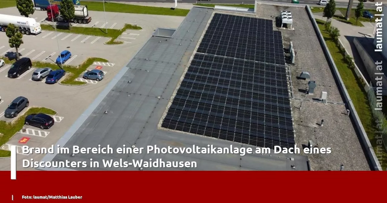 Brand im Bereich einer Photovoltaikanlage am Dach eines Discounters in Wels-Waidhausen