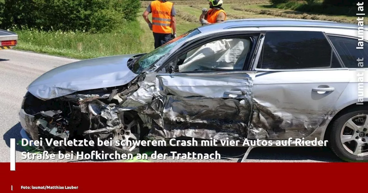 Drei Verletzte bei schwerem Crash mit vier Autos auf Rieder Straße bei Hofkirchen an der Trattnach