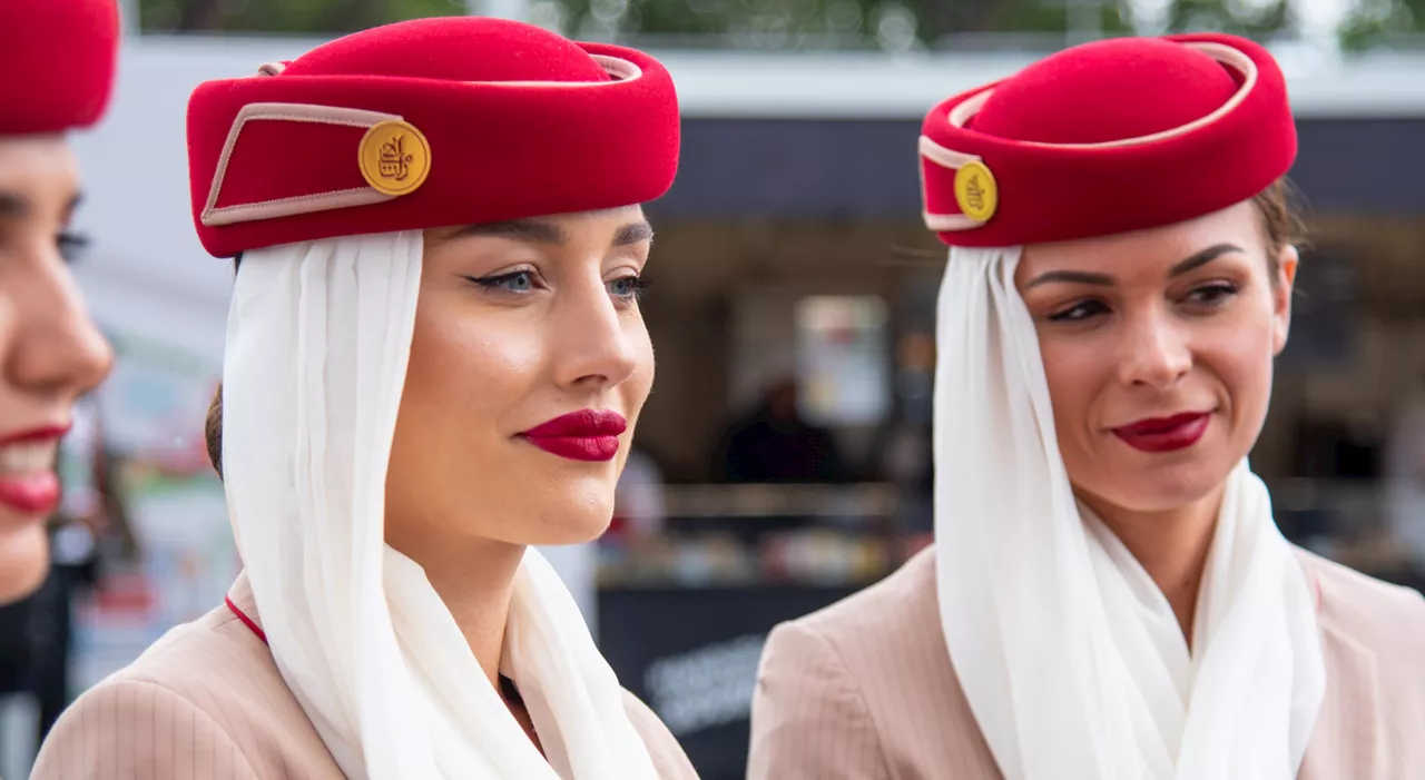 ​Stipendio da 2.500 euro netti al mese, 30 giorni di ferie e sconti sui viaggi: Emirates cerca hostess e stewa