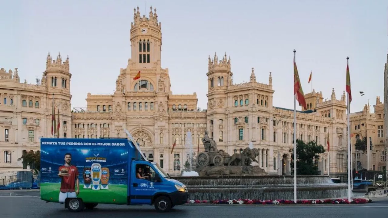 Hellmann’s reparte salsas con su camión temático durante el España-Croacia de la Eurocopa