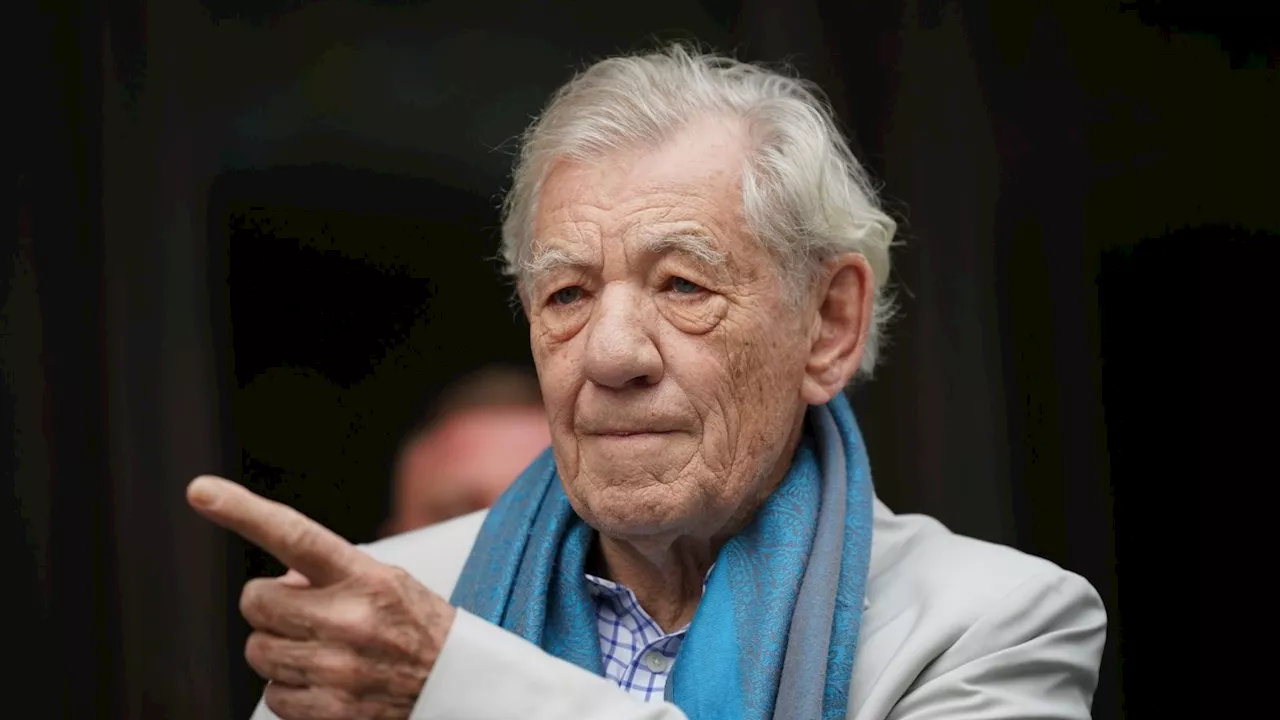 Schauspieler Ian McKellen stürzt in London von Bühne