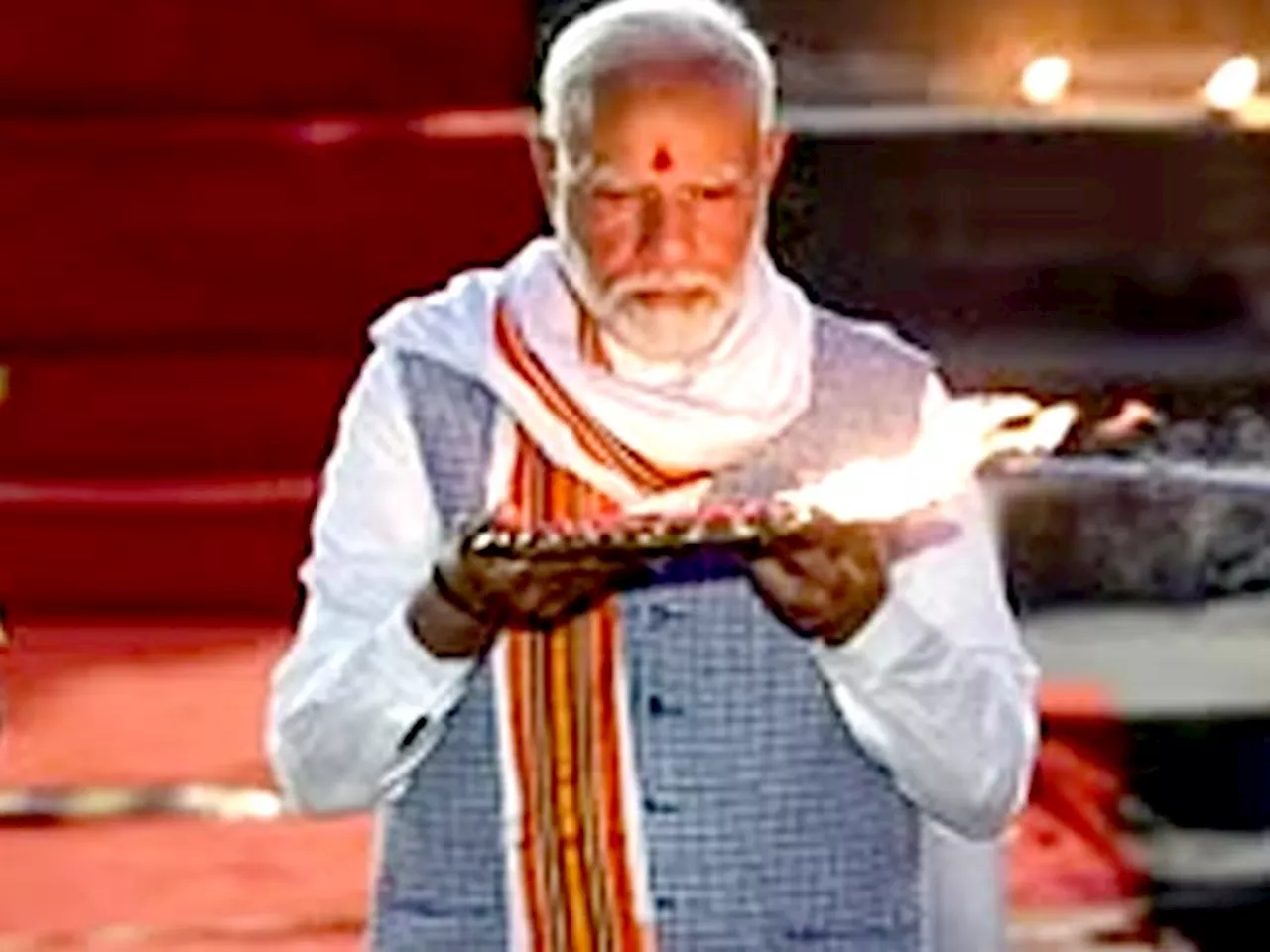 PM Modi In Varanasi: प्रधानमंत्री मोदी पांचवीं बार Ganga Aarti में हुए शामिल, दीपों से जगमग हुआ Dashashwamedh Ghat