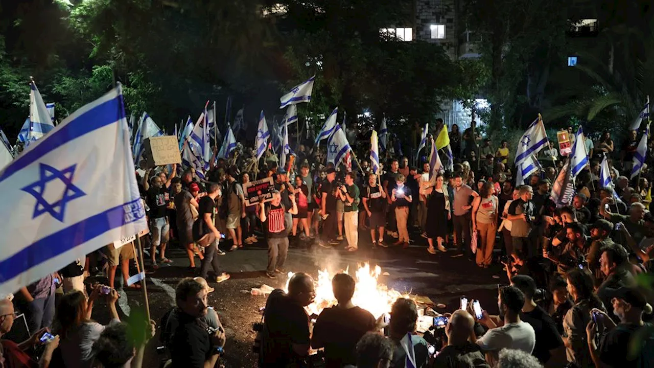 Tienduizenden bij protest voor het huis van premier Netanyahu • Prominent lid Hezbollah gedood