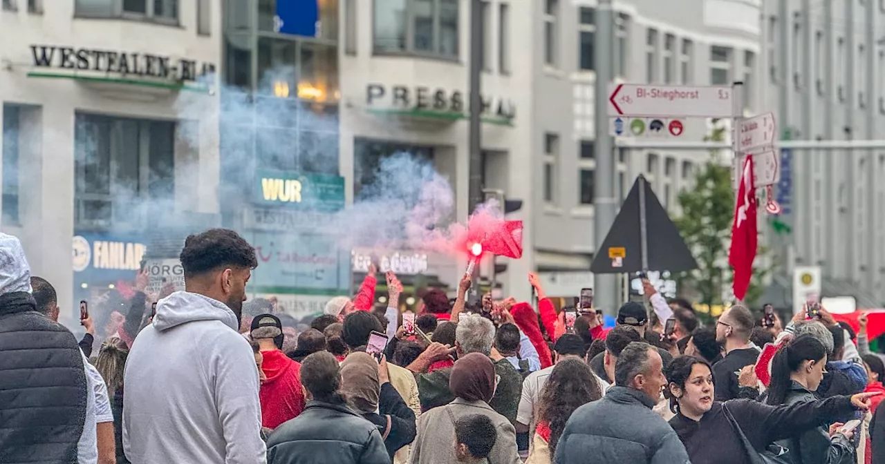 Nach EM-Spiel: Hunderte Türkei-Fans legen Bielefelder Jahnplatz mit Feier lahm