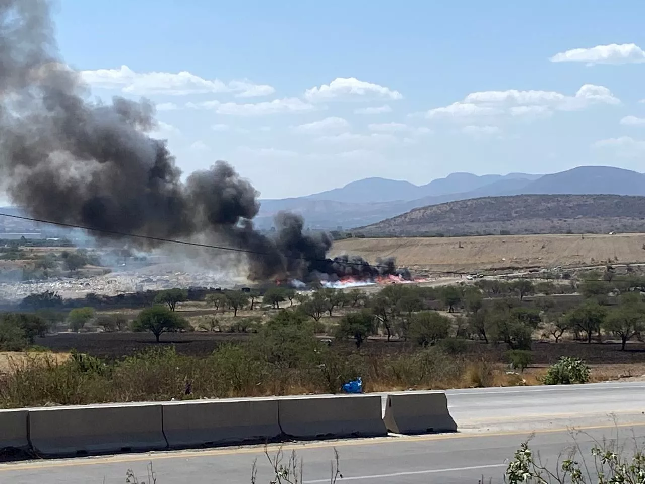 Arde relleno sanitario de Silao; humo es visible a kilómetros