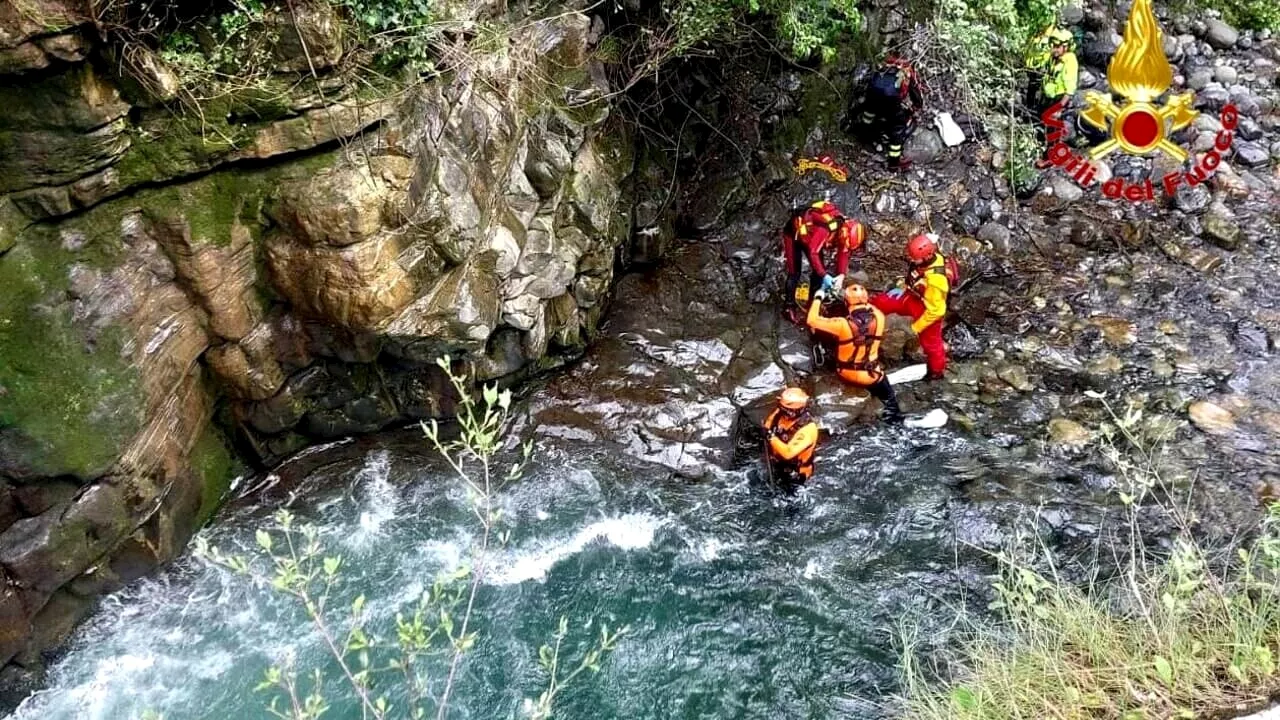 Ragazzo di 19 anni si tuffa nel fiume e non riemerge