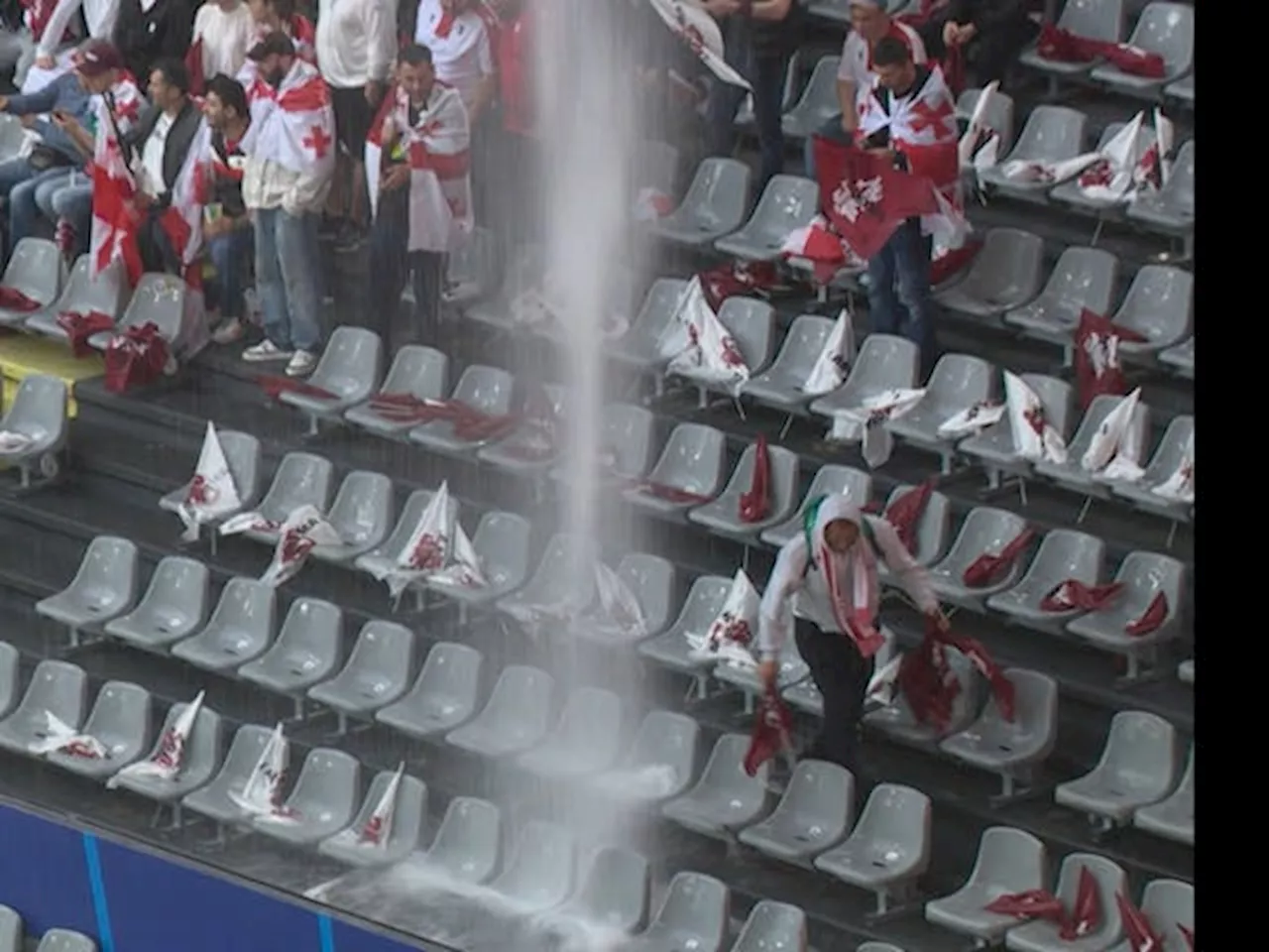 Voldsomt skybrud skaber meterhøjt vandfald på stadion | Korte videoer, der oplyser og underholder