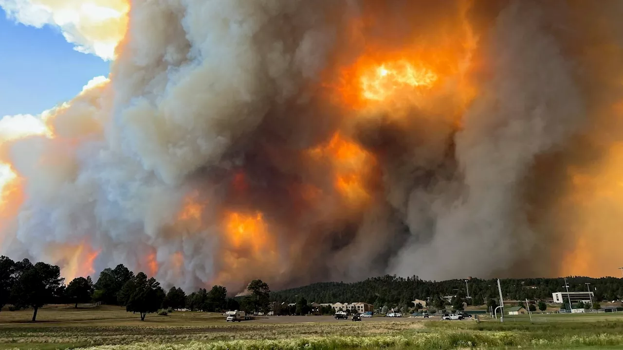 Wildfire forces New Mexico town of Ruidoso to evacuate