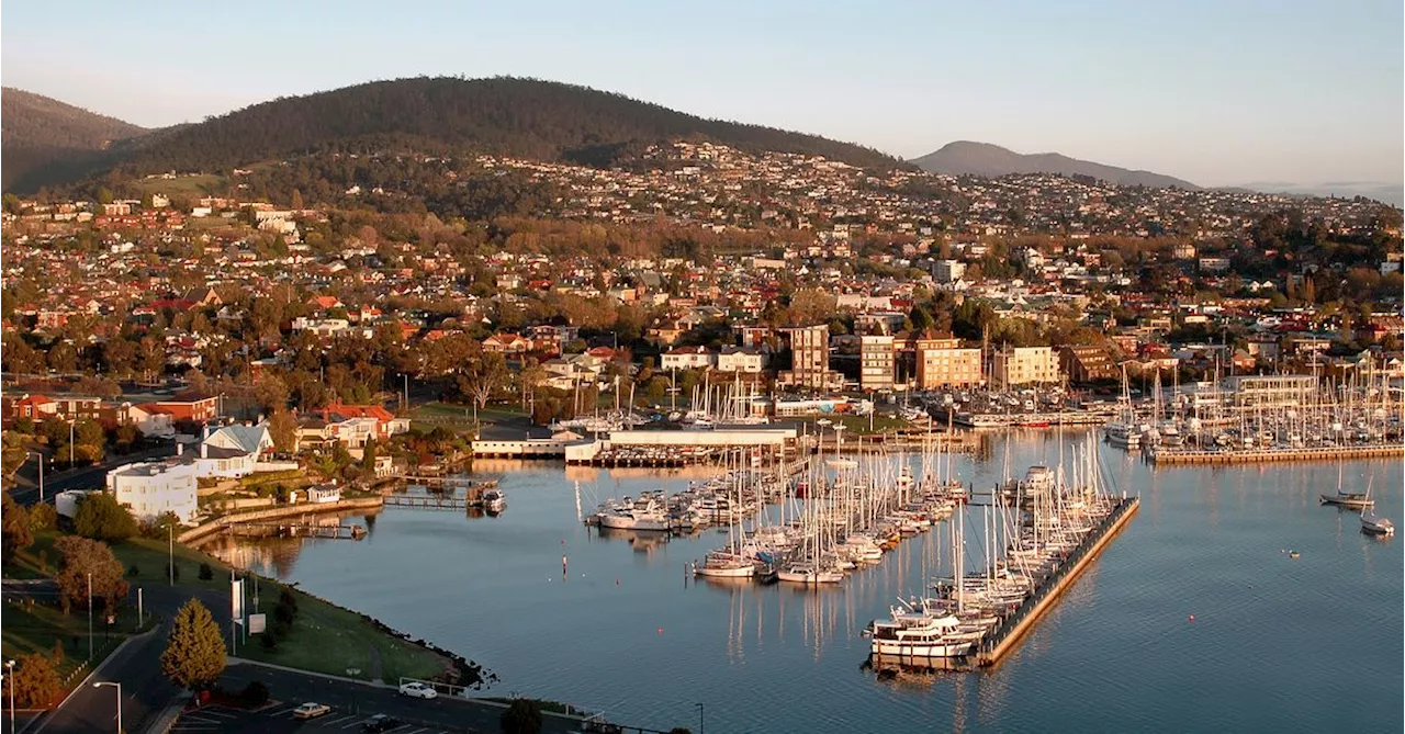 Coroner blames excessive alcohol for two men's drownings at Hobart waterfront