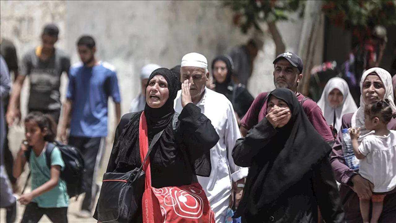 مئات الفلسطينيين ينزحون من مواصي رفح جراء القصف الإسرائيلي