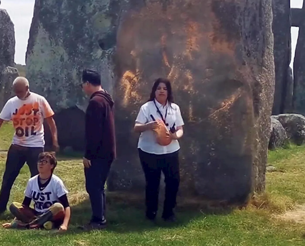 Ecoattivisti spruzzano vernice contro il sito di Stonehenge, 2 arresti