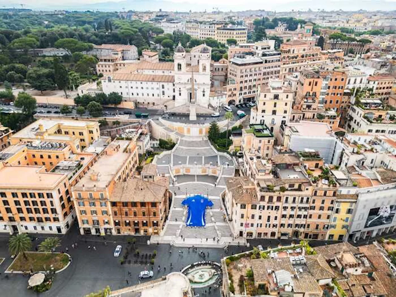 Euro 2024: febbre azzurra, maglia gigante a piazza di Spagna