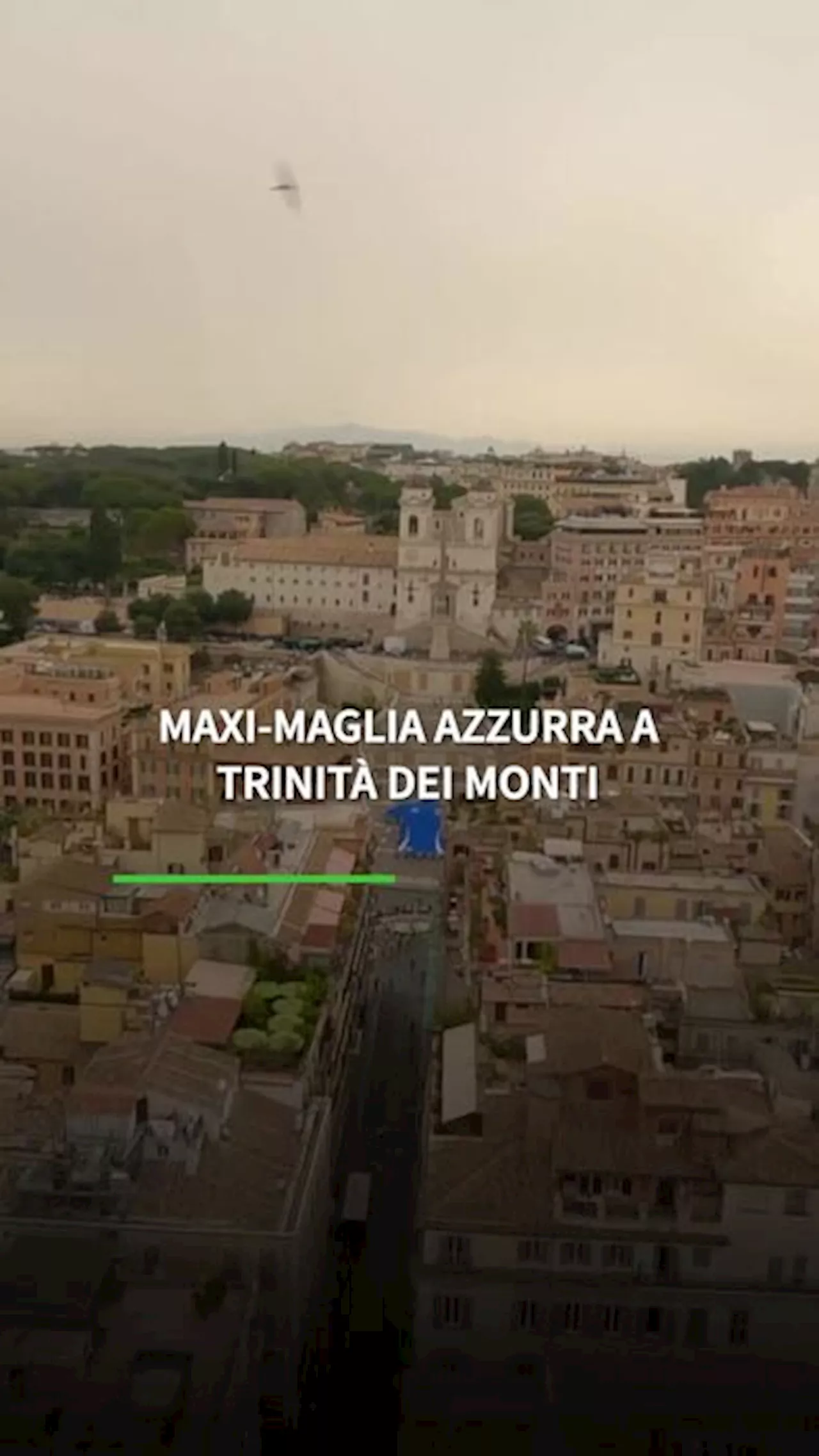 Euro 2024, maxi-maglia azzurra a Trinita' dei Monti