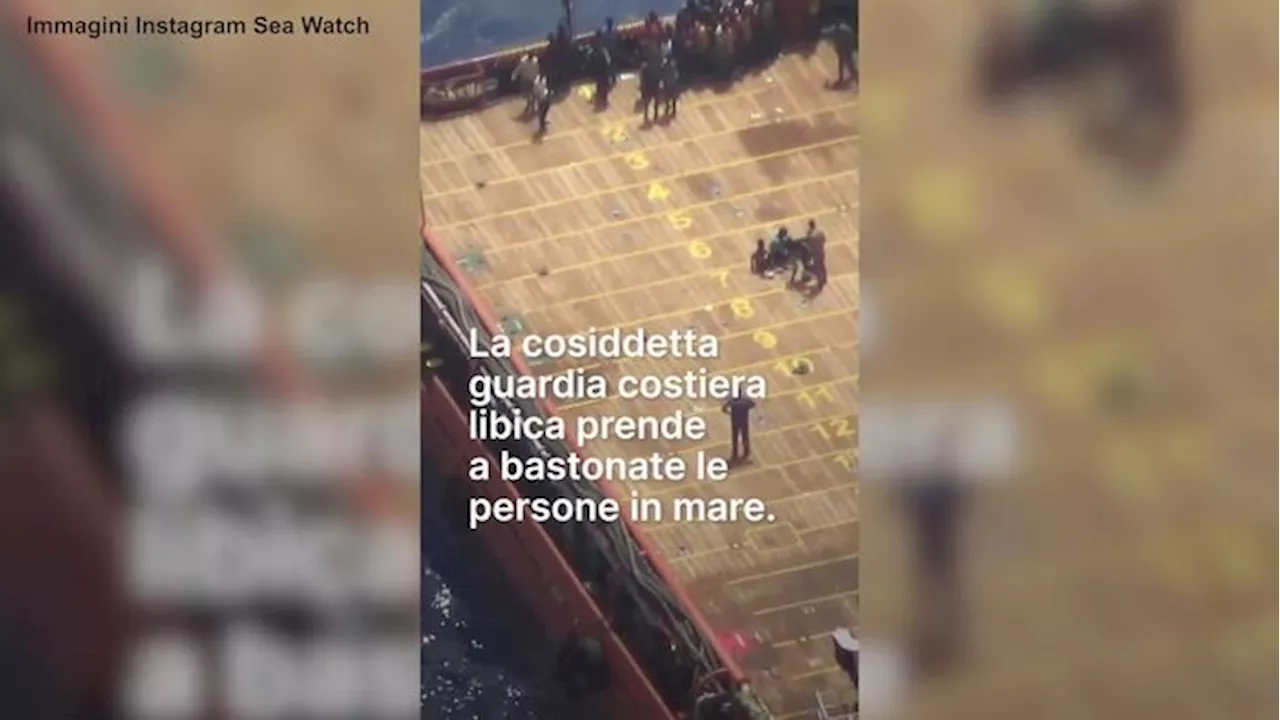 Migranti, la Guardia costiera libica prende a bastonate i naufraghi