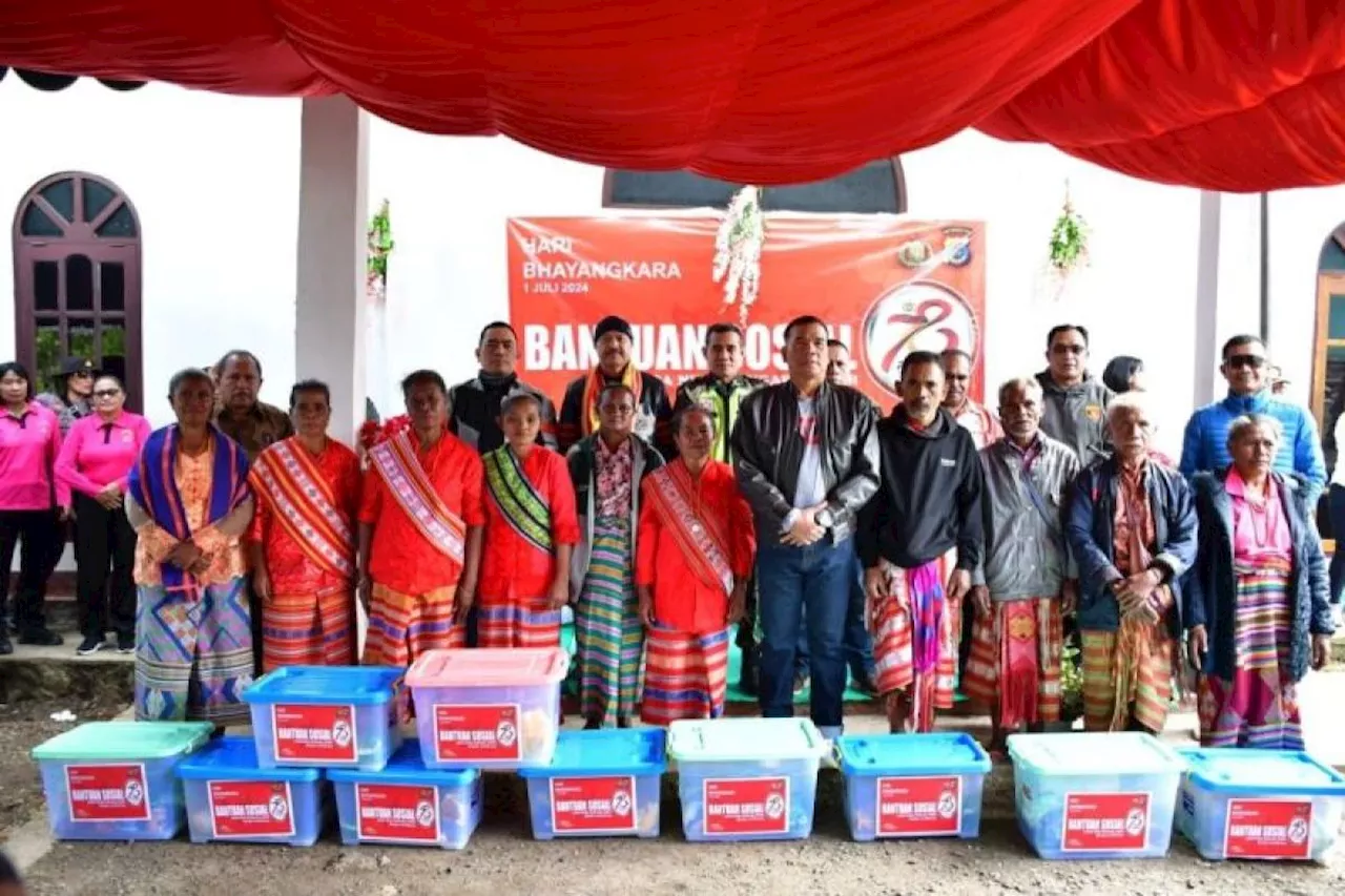 Kapolda bagikan sembako kepada 300 warga kurang mampu di NTT