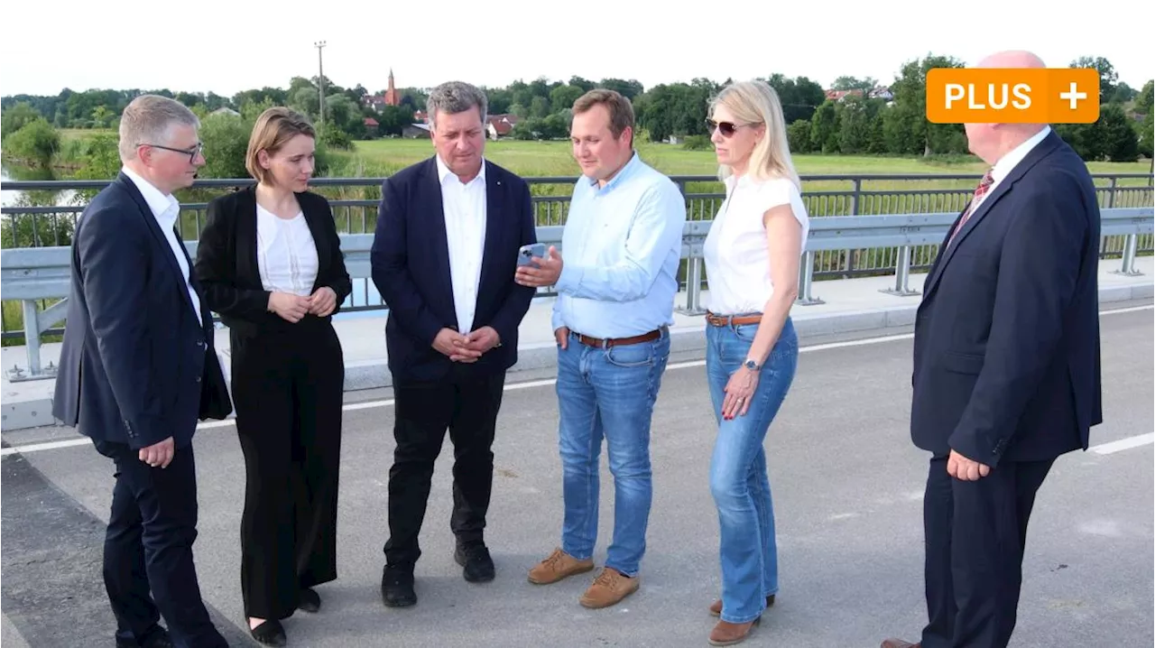 Minister Bernreiter macht sich Bild von Hochwasserschäden im Kreis Günzburg