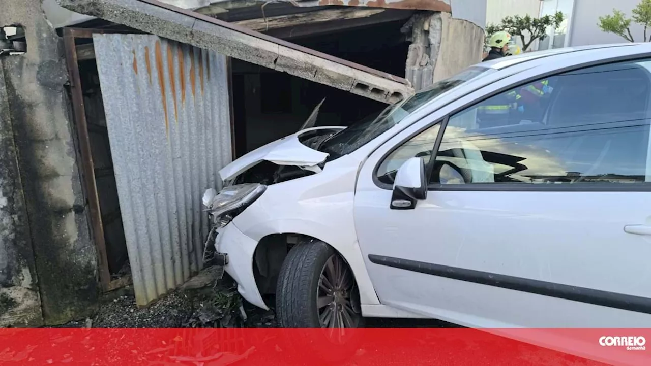 Mulher de 32 anos ferida em colisão entre dois carros em Oliveira de Azeméis