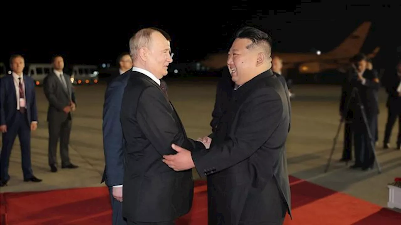 Putin Tiba di Korut, Disambut Karpet Merah-Peluk Hangat Kim Jong Un