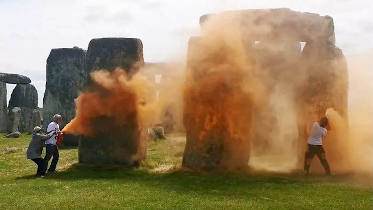 Aktivister sprejade färg på Stonehenge