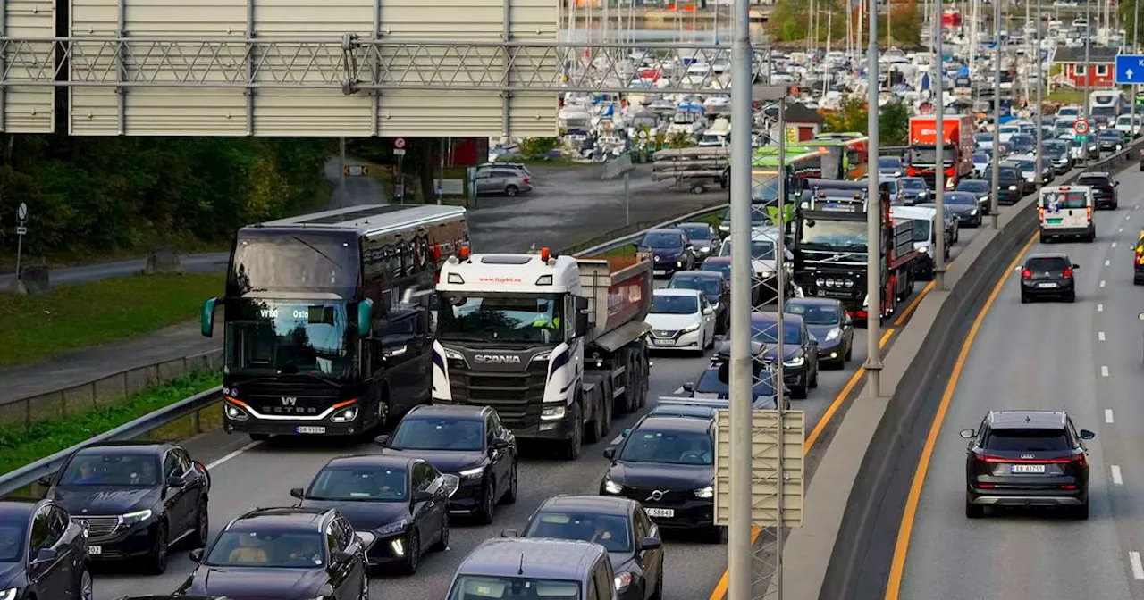 Nytt tiltak for å kutte køene – lastebilene får bruke bussfeltet