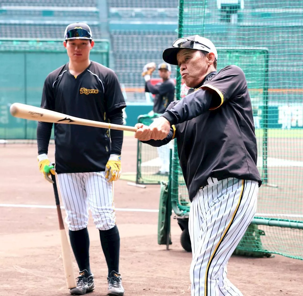 阪神・岡田監督 森下に超異例の直接指導！自ら振って打って個別みっちり１時間「今のスイングじゃ絶対無理よ」