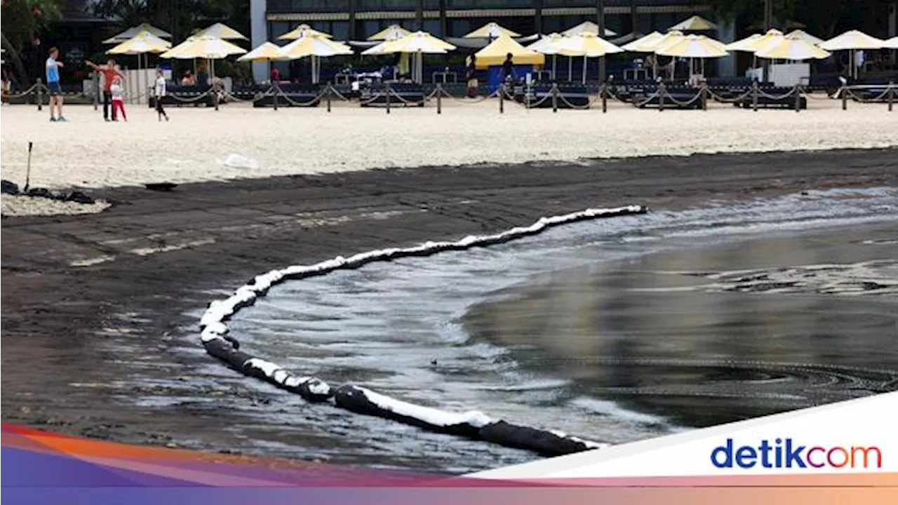 Penampakan Tumpahan Minyak Cemari Pantai di Singapura