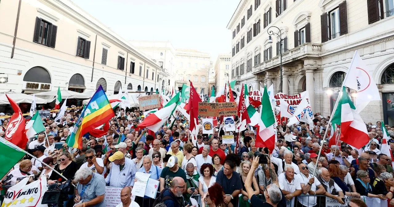 Roma, studenti aggrediti dopo la manifestazione a difesa della Costituzione: gli aggressori sono militanti di…