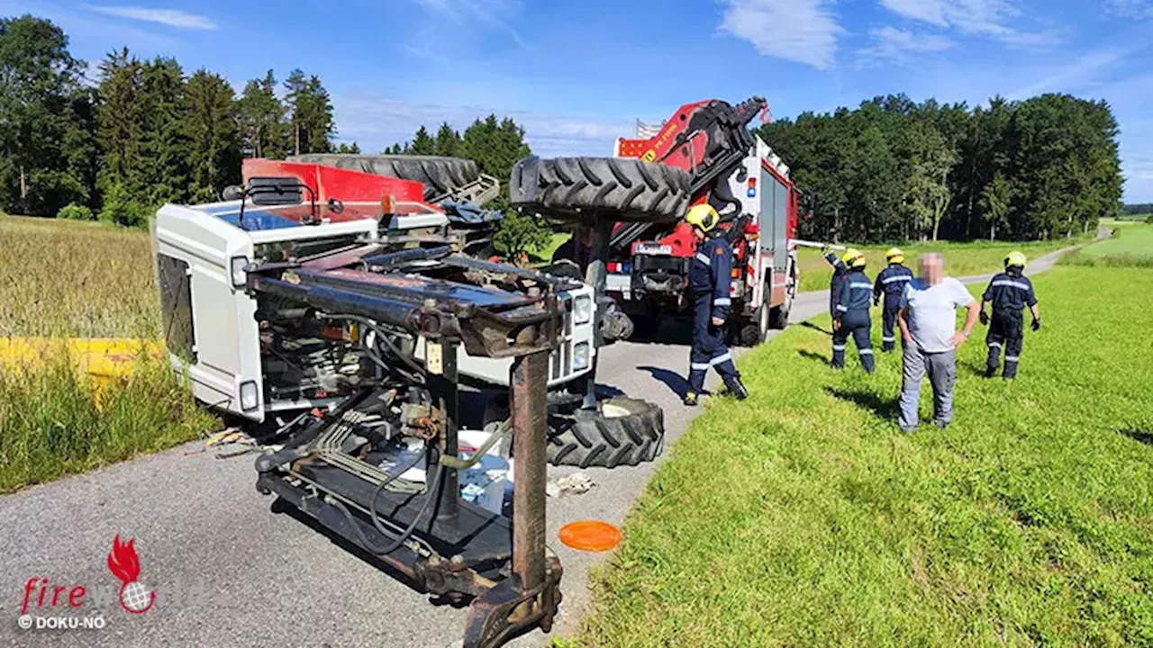 Nö: Umgestürzten Traktor in Zwettl per Seilwinde und Kran wieder aufgerichtet